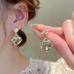 Bông Tai Tòn Teng Đá Ẩn Viền Xoắn Đá Trắng Thời Trang