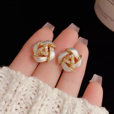 Bông Tai Hình Học 4 Cánh Ánh Xà Cừ Đính Đá Sát Tai