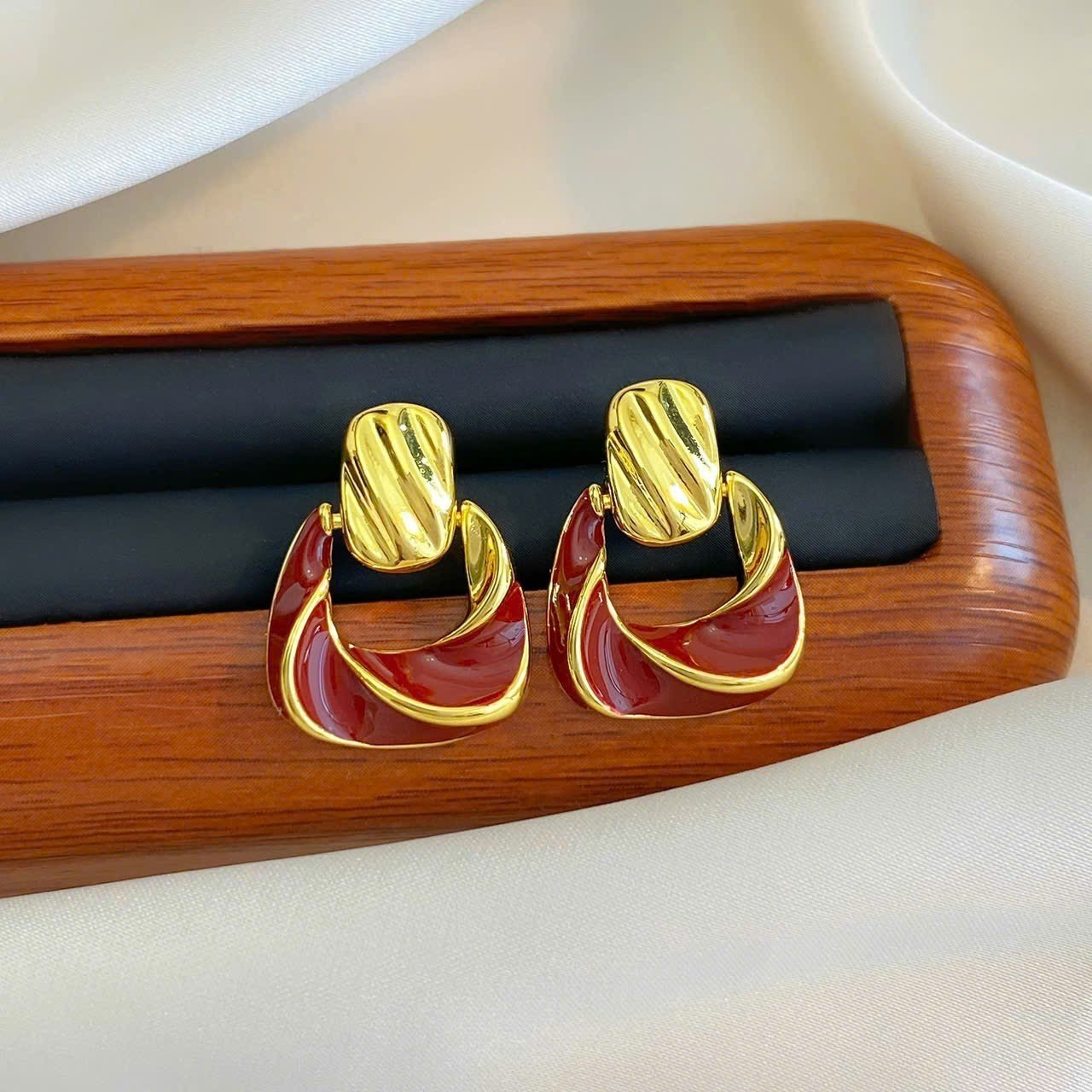 BÔNG TAI TÒN TENG HÌNH HỌC VUÔNG SỌC ĐỎ CÁ TÍNH