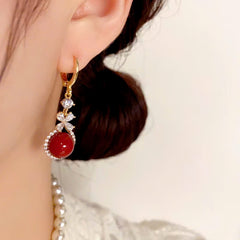 BÔNG TAI KHOEN TÒN TENG 1 HẠT TRAI ĐỎ PHỐI HOA ĐÁ 4 CÁNH VIỀN ĐÁ THỜI TRANG