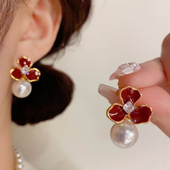 BÔNG TAI TÒN TENG HOA 3 CÁNH ĐỎ PHỐI 1 HẠT TRAI TRẮNG NỔI BẬT