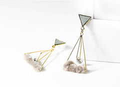 Bông tai tam giác lông xám