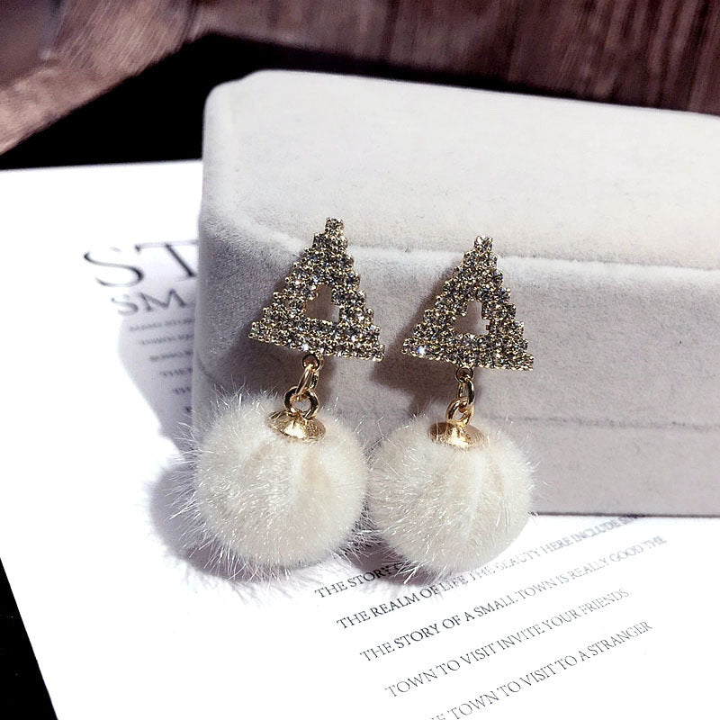 Bông tai tam giác đính bông màu be