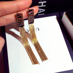 Bông tai tua rua vàng đá đen