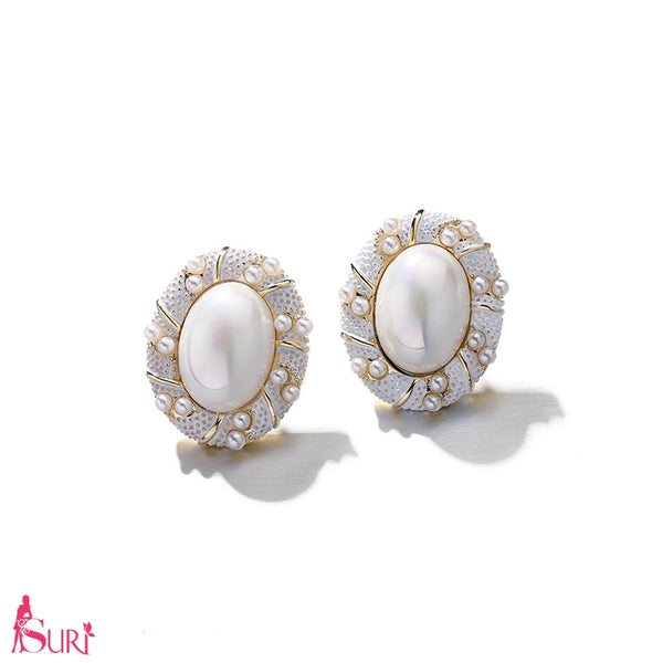 Bông tai ngọc trai sát tai Ovan