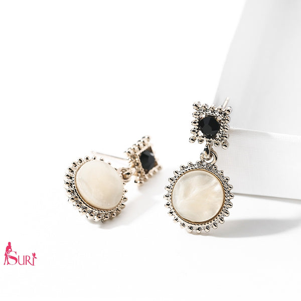 Bông Tai Tròn Trắng Vuông Đen