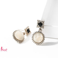 Bông Tai Tròn Trắng Vuông Đen