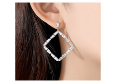 Bông Tai Tòn Teng Khoen Hình Học Viền Đá Trắng