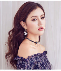 Bông Tai Khoen Tròn Bất Đối Xứng Hoa Trắng