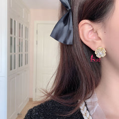 Bông Tai Bất Đối Xứng Hoa Hồng Trắng Nữ Tính