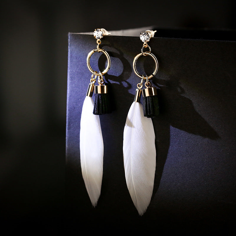 Bông Tai Lông Vũ Trắng Tua Rua Đen