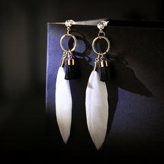 Bông Tai Lông Vũ Trắng Tua Rua Đen