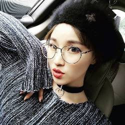 Vòng cổ choker đính đá sang trọng