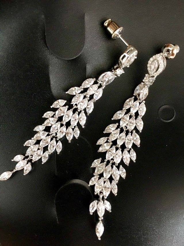 Bông tai đính đá đuôi công nữ tính