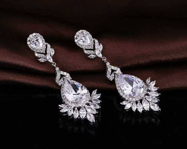 Bông Tai Tòn Teng Đính Đá Swarovski