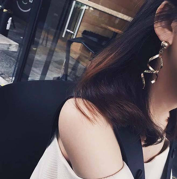 Bông tai tòn teng Suri xoắn ốc