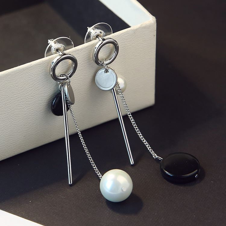 Bông tai tòn teng bất đối xứng trắng đen