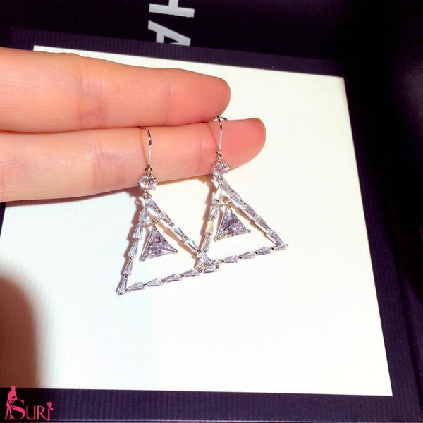 Bông Tai Tam Giác Viền Đá Trắng Dạng Móc