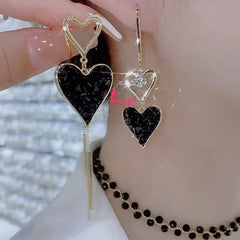 Bông Tai Tòn Teng Bất Đối Xứng Hình Trái Tim Đá Đen Cá Tính