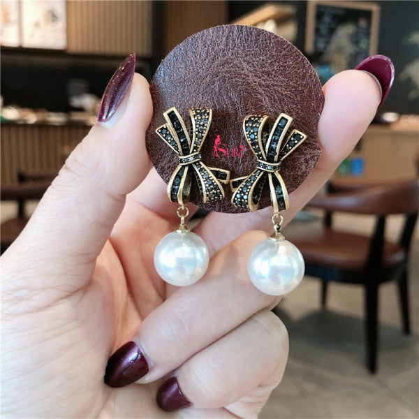 Bông Tai Tòn Teng Nơ Đính Đá Đen Ngọc Trai Trắng