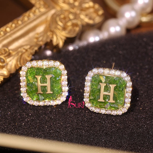 Bông Tai Hình Vuông Đính Đá Xanh Phối Chữ H Vàng Sát Tai