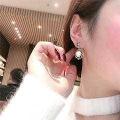 Bông Tai Tòn Teng Hình Hoa Nhụy Đá Ngọc Trai Xoắn Viền Đá Đen