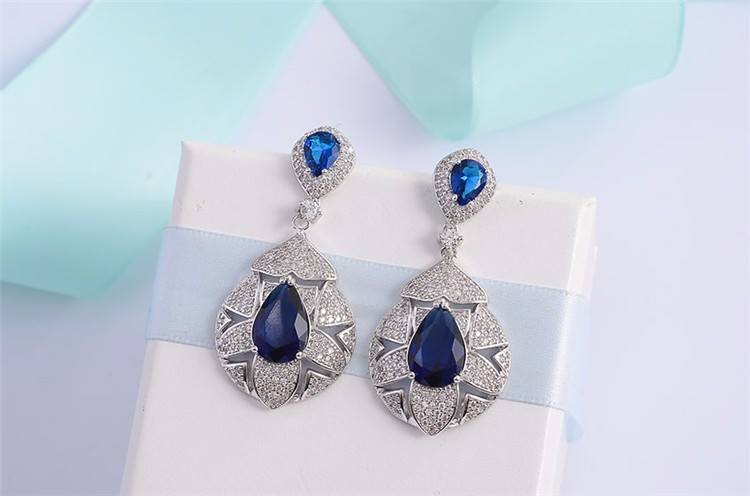 Bông tai đính đá dự tiệc sang trọng