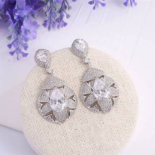 Bông tai đính đá dự tiệc sang trọng