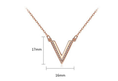 Dây chuyền titan chữ V đính đá