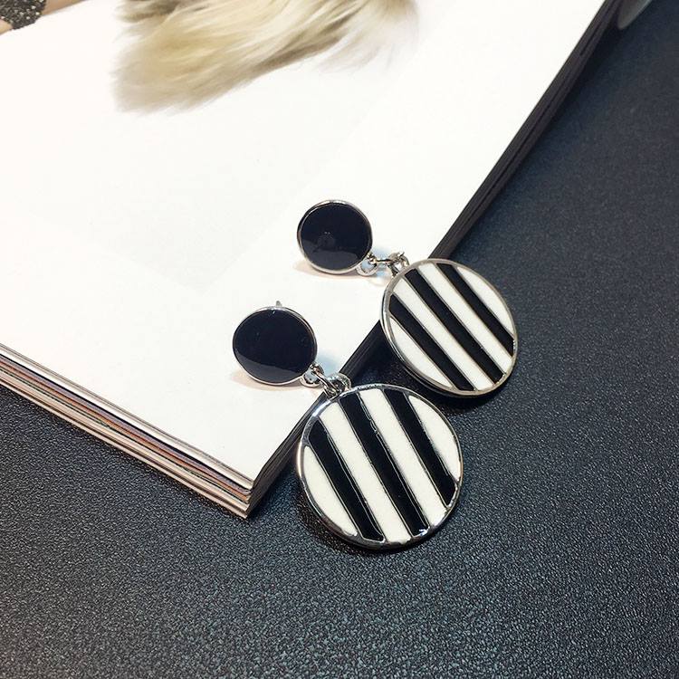 bông tai tòn teng khoen sọc trắng đen