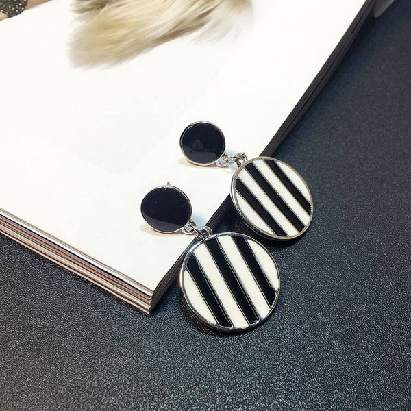 bông tai tòn teng khoen sọc trắng đen