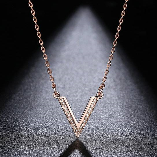 Dây chuyền titan chữ V đính đá