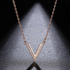 Dây chuyền titan chữ V đính đá