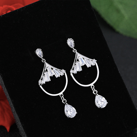 Bông tai kiểu dáng bán nguyệt đính đá tòn teng