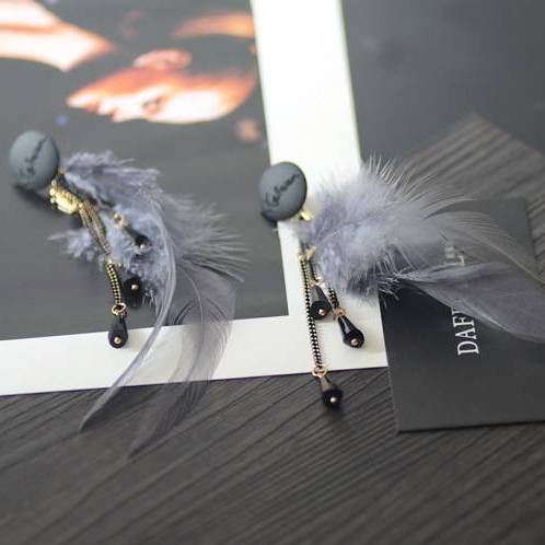 Bông tai lông vũ xám