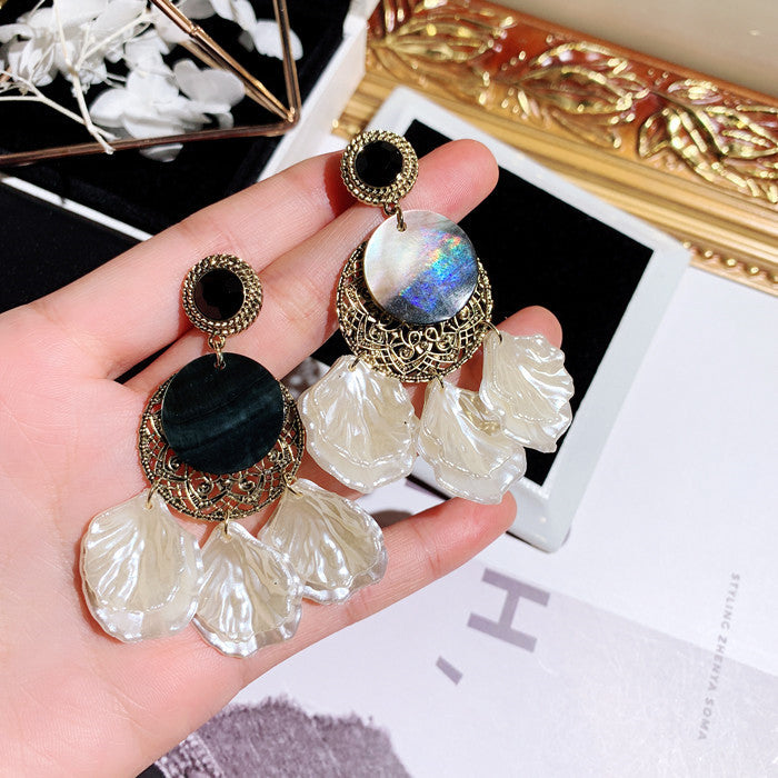 Bông tai Tòn Teng Khoen Cổ Điển Phối Xà Cừ Cánh Hoa Trắng