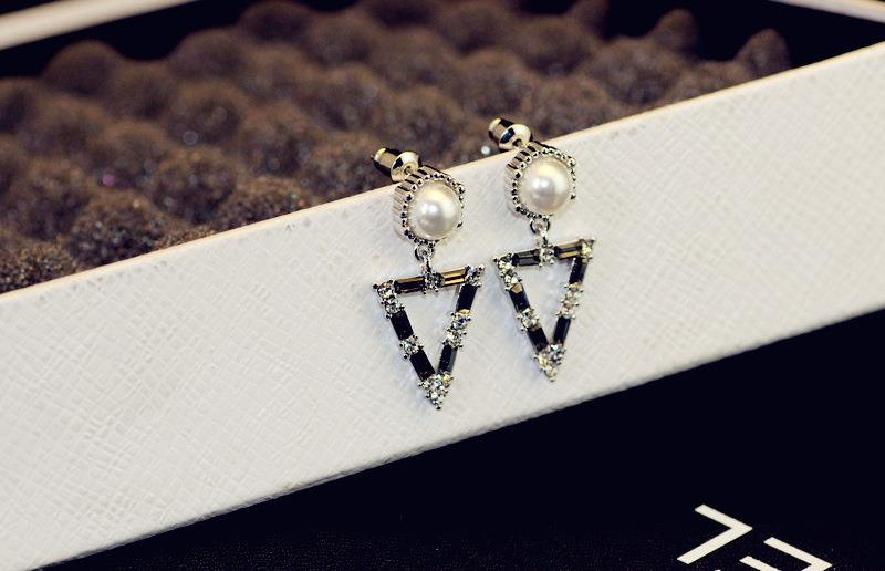 Bông tai tam giác ngọc trai