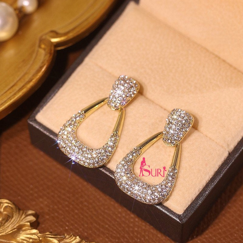 Bông Tai Tòn Teng Tam Giác Bo Cạnh Đính Đá Trắng Lạ Mắt