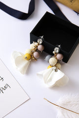 Bông tai tòn teng hoa cẩm chướng trắng