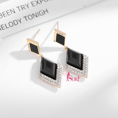 Bông Tai Tòn Teng 2 Hình Thoi Đen Đính Viền Đá Trắng In Chữ