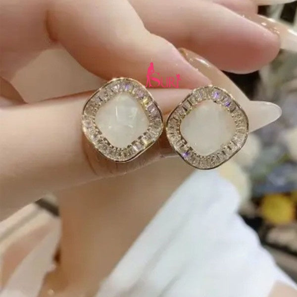 Bông Tai Hình Thoi Đá Thạch Trắng Phối Viền Đá Sáng Sát Tai