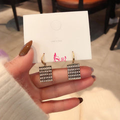 Bông Tai Tòn Teng Hình Vuông Đính Hàng Ngọc Trai Đá Đen Đan Xen Dạng Móc