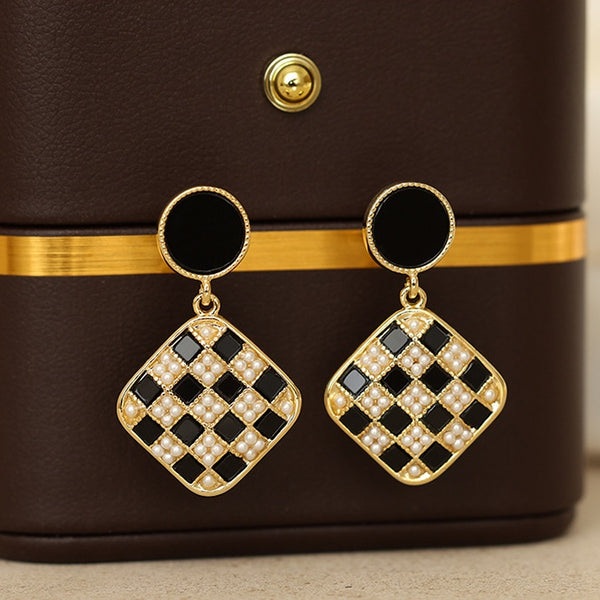 Bông Tai Tòn Teng Hình Thoi Caro Đen Phối Hạt Trai