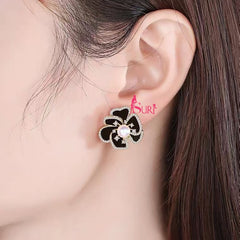Bông Tai Hoa Mai Cánh Đen Phối Đá Trắng Nhụy Ngọc Trai Sát Tai