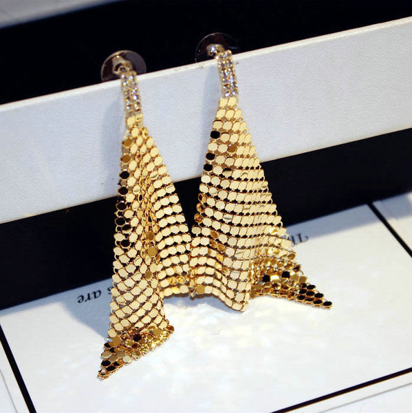 Bông tai tòn teng ánh vàng lấp lánh