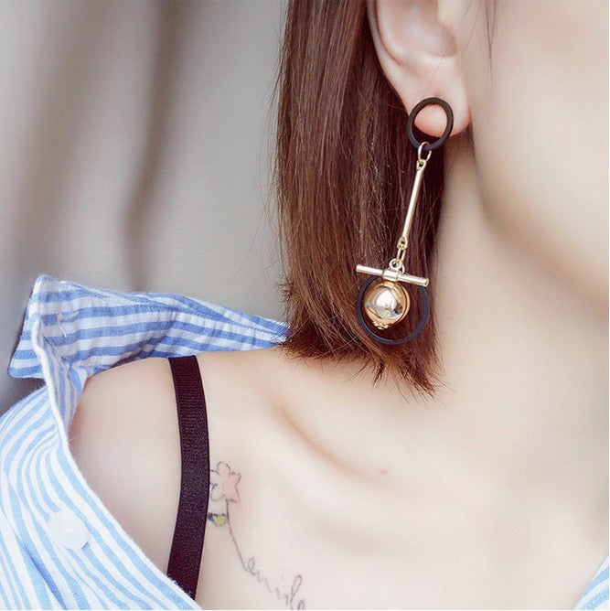 Bông tai tòn teng cá tính bất đối xứng