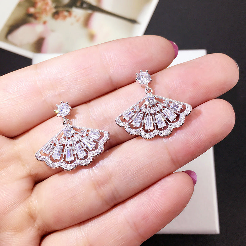 Bông tai tòn teng hình quạt đính đá