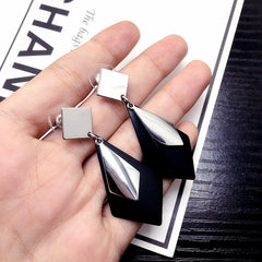 Bông tai tòn teng hình học