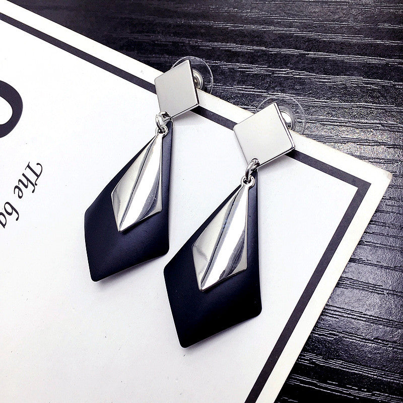 Bông tai tòn teng hình học