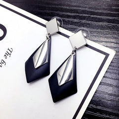 Bông tai tòn teng hình học